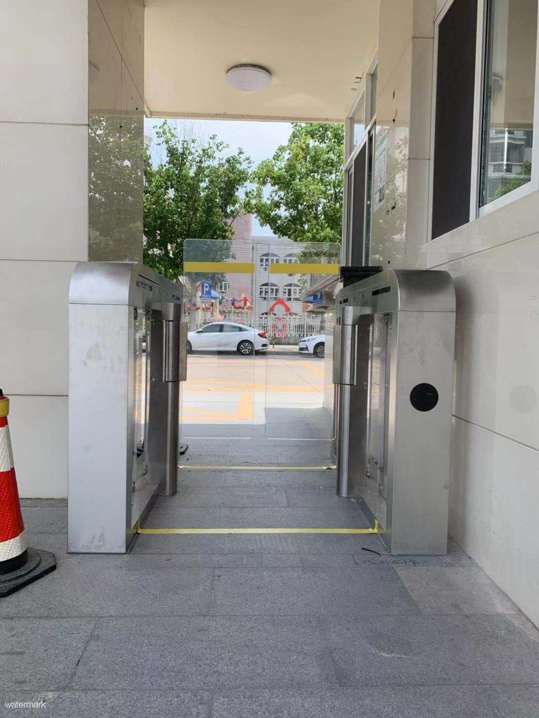 上海某公司門口伺服電機(jī)速通門案例