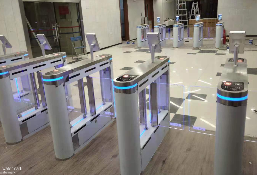 如何挑選合適的測溫人臉識別門禁通道閘機