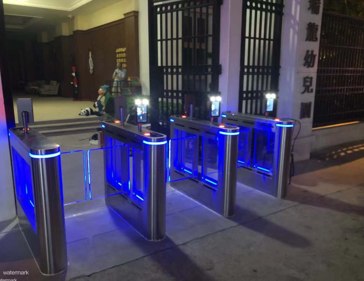 人臉識別測溫健康碼閘機為疫情精準防控