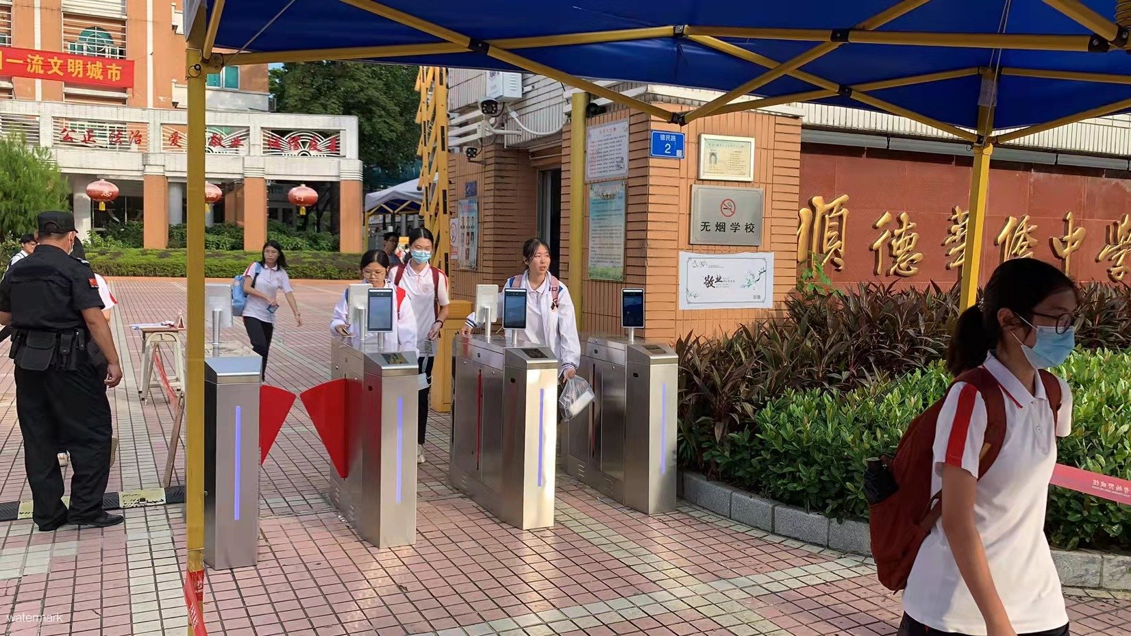 健康碼人臉識(shí)別閘機(jī) 助力校園出入口疫情防控