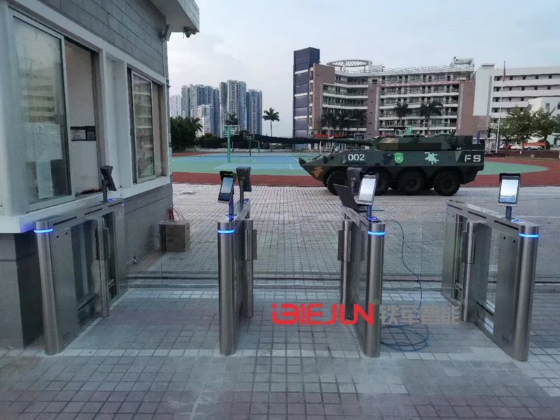 校園智能通行閘機由哪些重要硬件組成？