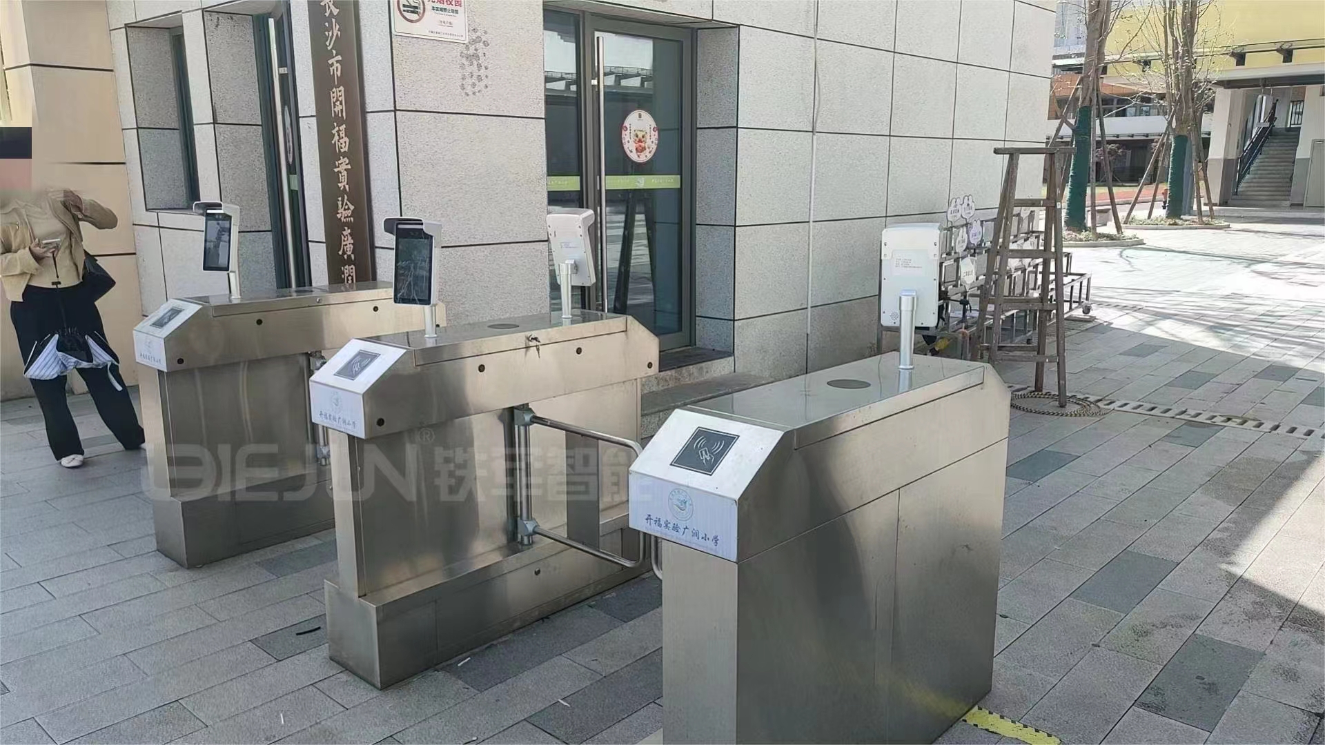 校園人臉識別擺閘加智慧校園推送平臺打造學生在校的第一道安全防線