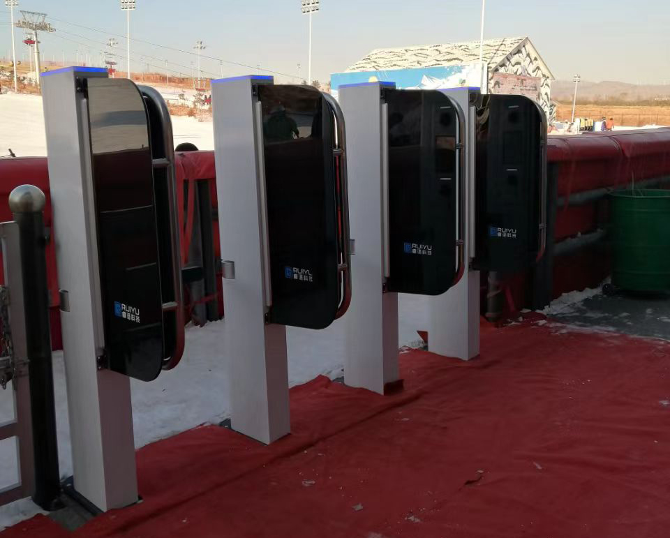 安裝在戶外的人行通道閘機怎么實現防水防曬功能？