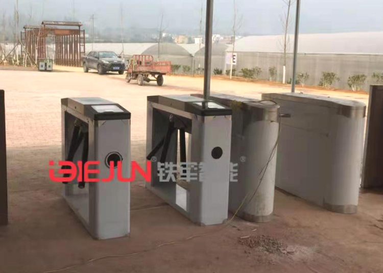 全面系統的介紹工地三輥閘的性能