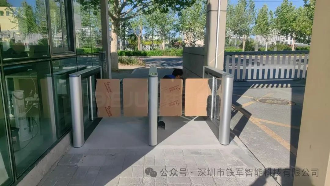 無人超市防夾防尾隨雙紅外+壓力傳感閘機如何實現零誤判？