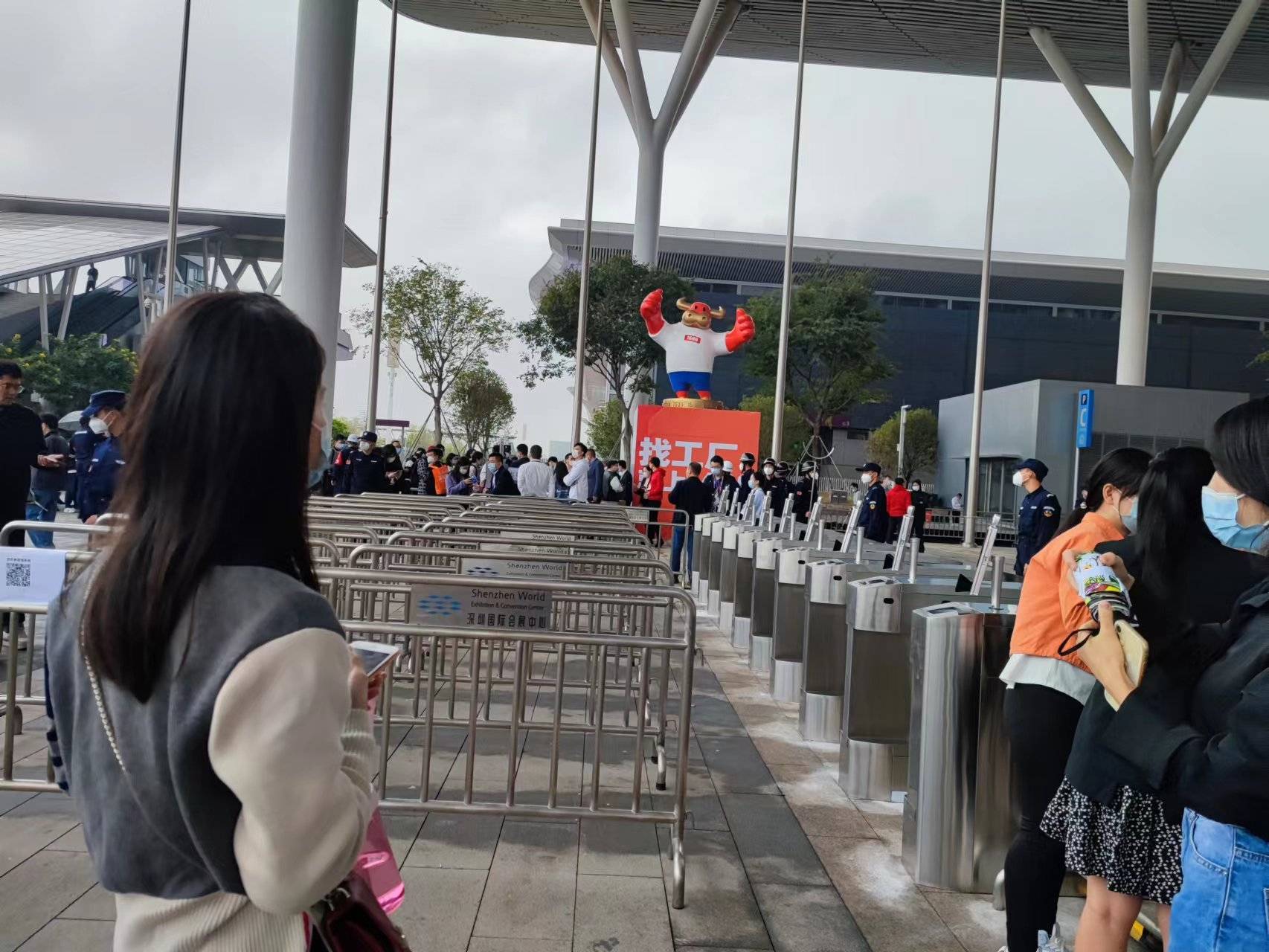 智能人臉識別門禁與傳統門禁對比優勢何在